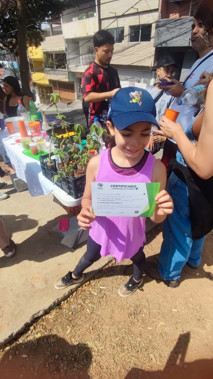 Criança recebendo certificado
